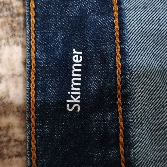 Gloria Vanderbilt All-Around Slimming Effect Plus Size Zip-Front Capri jeans - Picture 5 of 6